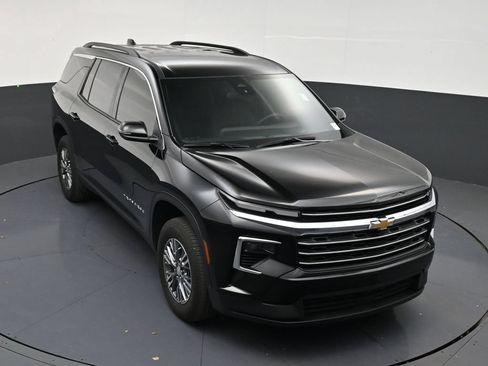 Used 2025 Chevrolet Traverse LT FWD image 17