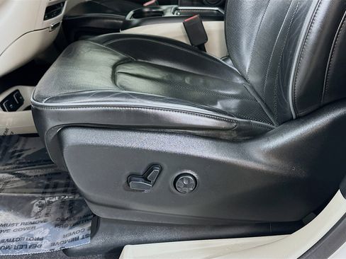 Used 2018 Chrysler Pacifica Limited image 20