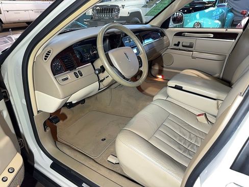Used 2007 Lincoln Town Car Signature RWD image 12