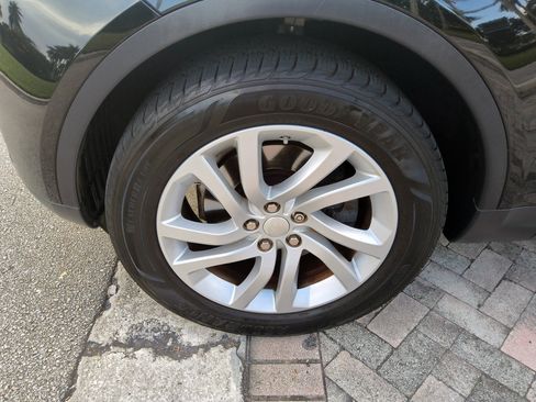 Used 2017 Land Rover Discovery HSE image 44