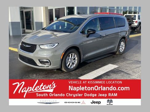Used 2025 Chrysler Pacifica Select FWD image 1