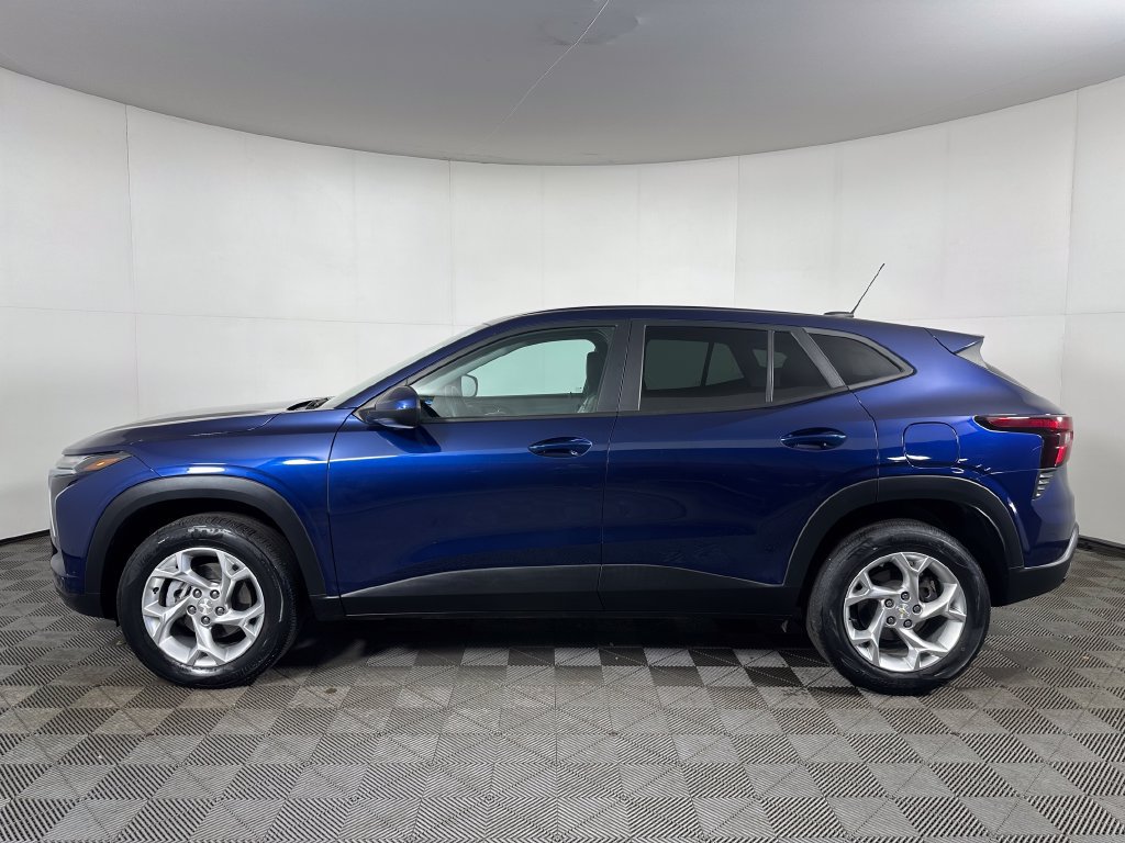 Used 2024 Chevrolet Trax LS w/ LS Convenience Package FWD image 2