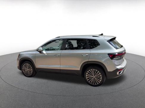 Used 2025 Volkswagen Taos SE FWD image 10