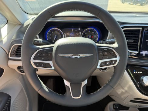 Used 2024 Chrysler Pacifica Touring-L FWD image 14