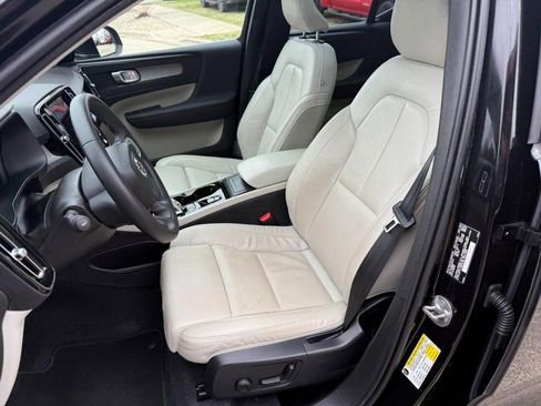 Used 2023 Volvo XC40 B5 Plus image 9