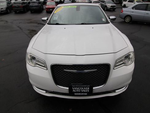 Used 2018 Chrysler 300 Limited image 9
