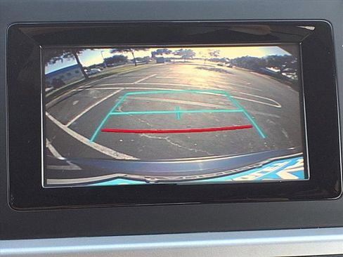 Used 2017 Toyota Highlander LE image 14