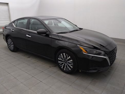 Used 2025 Nissan Altima 2.5 SV FWD image 11