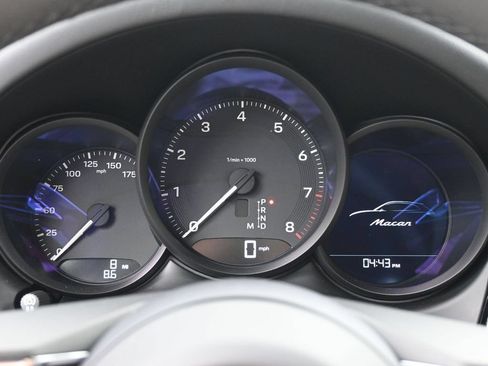 Certified 2026 Porsche Macan AWD/4WD image 9