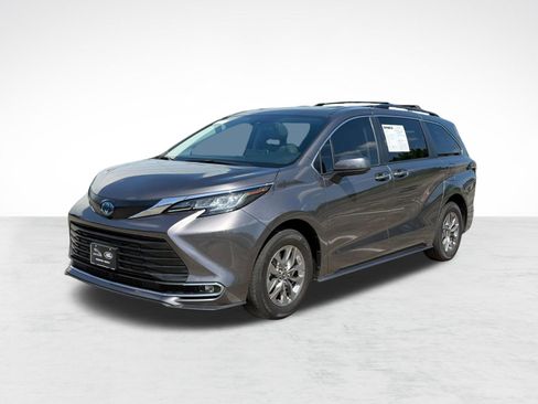 Used 2023 Toyota Sienna XLE FWD image 1