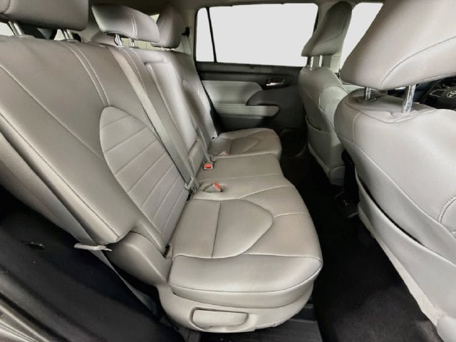 Used 2023 Toyota Highlander XLE FWD image 28