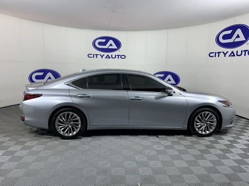 Used 2022 Lexus ES 300h Ultra Luxury w/ Accessory Package FWD image 2