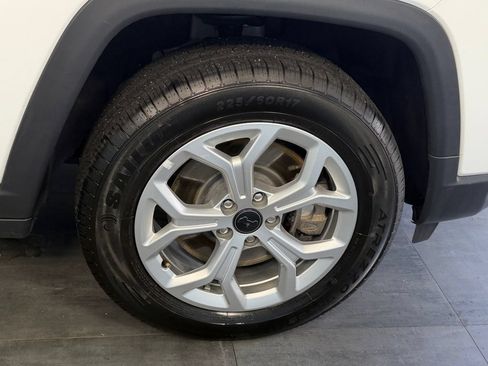Used 2025 Jeep Compass Latitude w/ Sun & Sound Group AWD/4WD image 17
