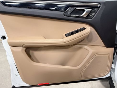 Certified 2026 Porsche Macan AWD/4WD image 22