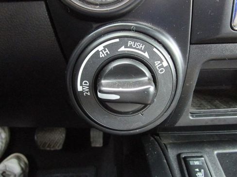 Used 2019 Nissan Titan SV w/ SV Convenience Package image 20