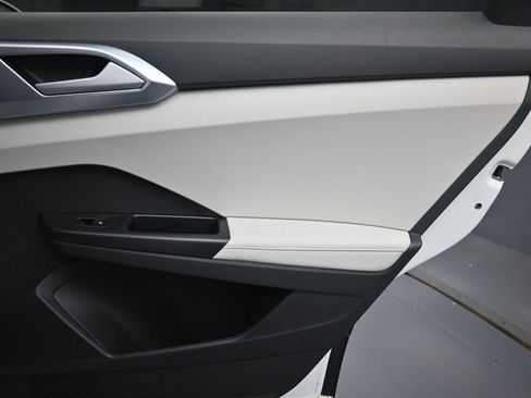 Used 2025 Volkswagen Taos SE image 26