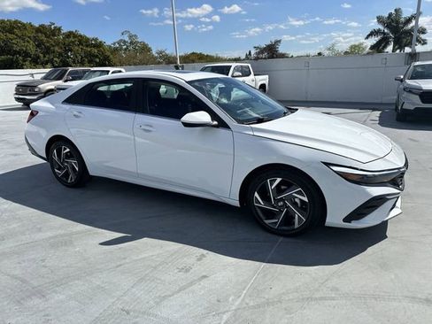 Used 2025 Hyundai Elantra SEL image 21