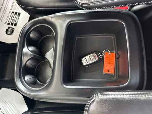 Used 2025 Chrysler Pacifica Select FWD image 36
