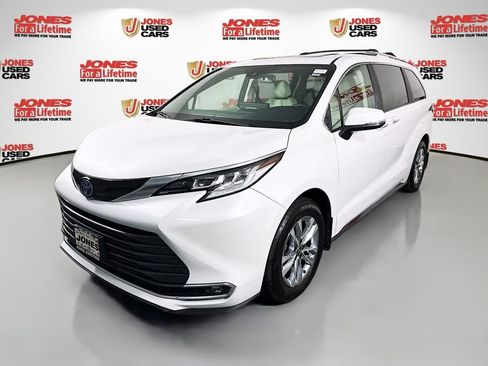 Used 2025 Toyota Sienna Limited AWD/4WD image 12