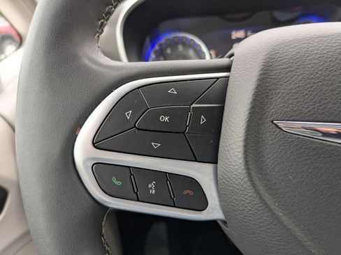 Used 2024 Chrysler Pacifica Touring-L FWD image 27