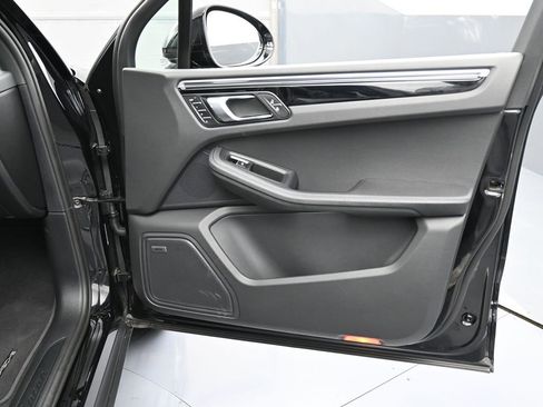 Certified 2025 Porsche Macan image 28