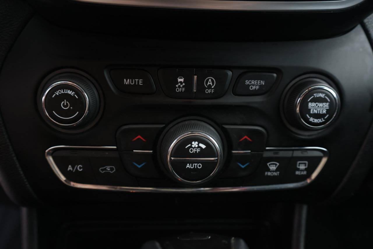 Used 2019 Jeep Cherokee Latitude Plus AWD/4WD image 11