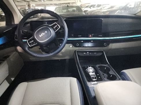 Certified 2025 Kia Carnival SX Prestige FWD image 6