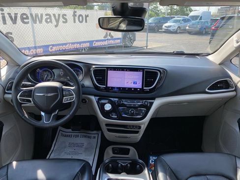 Used 2023 Chrysler Pacifica Touring-L FWD image 19