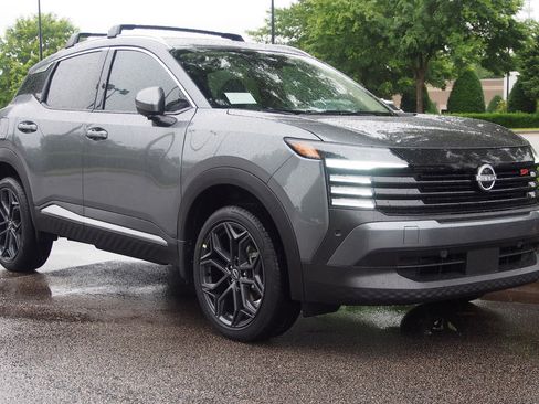 New 2025 Nissan Kicks SR image 1