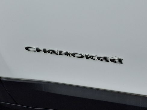 Certified 2019 Jeep Cherokee Limited w/ Technology Group AWD/4WD image 31