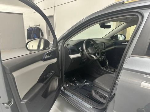 Used 2023 Volkswagen Taos SE w/ Panoramic Sunroof Package AWD/4WD image 3