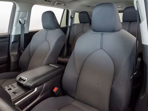 Used 2024 Toyota Highlander LE FWD image 8