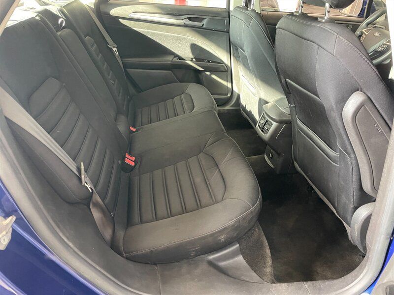 Used 2015 Ford Fusion SE FWD image 18