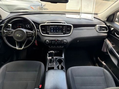 Used 2018 Kia Sorento FWD image 9