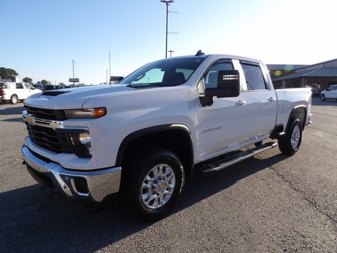 Used 2025 Chevrolet Silverado 3500 LT w/ Safety Package AWD/4WD image 3