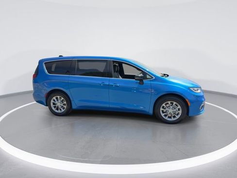 New 2026 Chrysler Pacifica Limited image 9