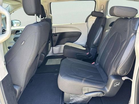 Used 2017 Chrysler Pacifica Touring Plus w/ Tire & Wheel Group FWD image 12