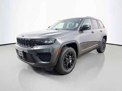 Used 2024 Jeep Grand Cherokee Altitude image 3