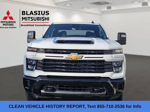 Used 2024 Chevrolet Silverado 2500 Custom w/ Custom Value Package image 3