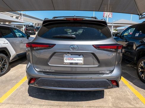 New 2026 Toyota Highlander Limited image 8