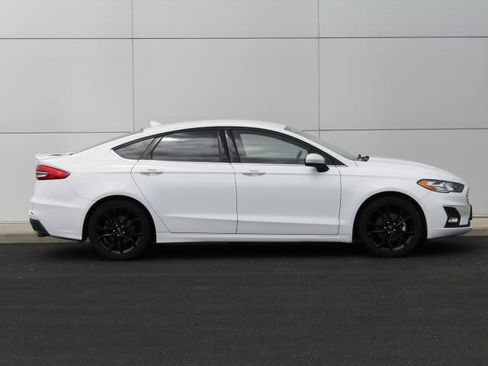 Certified 2019 Ford Fusion SE w/ Equipment Group 151A FWD image 3
