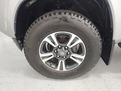 Used 2016 Toyota Tacoma TRD Sport w/ Towing Package AWD/4WD image 9