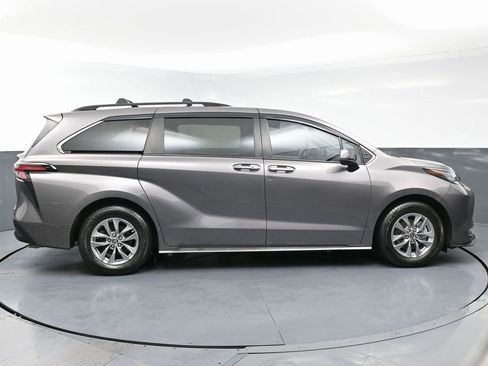 Used 2022 Toyota Sienna XLE w/ XLE Plus Package image 8