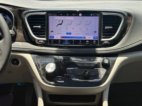 Used 2023 Chrysler Pacifica Limited FWD image 12