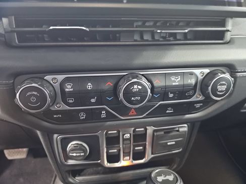 Used 2025 Jeep Wrangler Unlimited Sahara AWD/4WD image 20