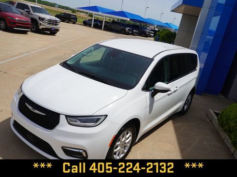 Used 2023 Chrysler Pacifica Touring-L FWD image 12