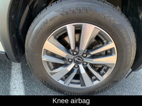 Used 2025 Nissan Pathfinder SL AWD/4WD image 31