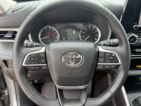 Used 2025 Toyota Highlander XLE FWD image 13