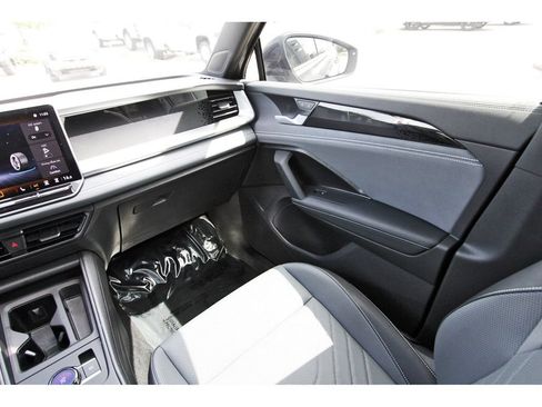 Used 2025 Volkswagen Tiguan SE R-Line AWD/4WD image 8