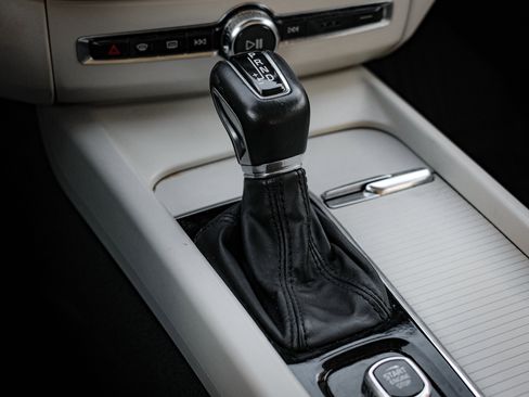 Used 2020 Volvo XC60 T6 Momentum image 26